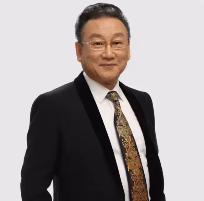 劉和剛與恩師家中聚會，65歲郁鈞劍滿面紅光，兩人舉杯豪飲感情深