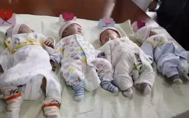 2次分娩6個寶寶!霸氣夫妻一家橫行出街「6輛嬰兒車並行」超拉風場面路人回頭率100%