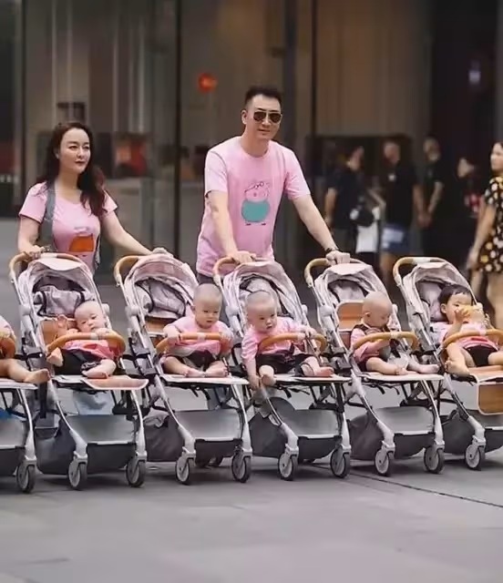 2次分娩6個寶寶!霸氣夫妻一家橫行出街「6輛嬰兒車並行」超拉風場面路人回頭率100%