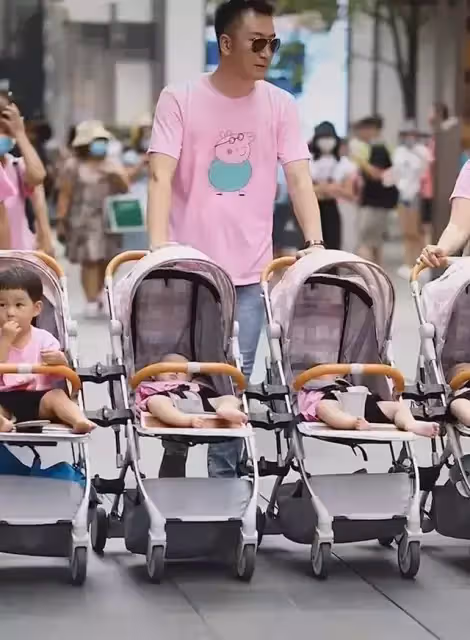 2次分娩6個寶寶!霸氣夫妻一家橫行出街「6輛嬰兒車並行」超拉風場面路人回頭率100%