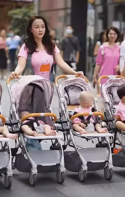 2次分娩6個寶寶!霸氣夫妻一家橫行出街「6輛嬰兒車並行」超拉風場面路人回頭率100%