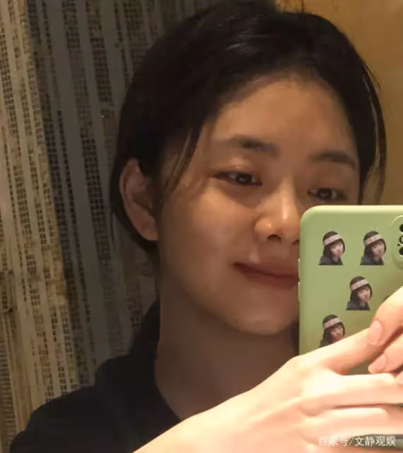 譚松韻曬素顏自拍,失去了妝容的修飾,31歲狀態不是一般女星能比
