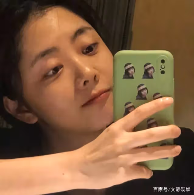 譚松韻曬素顏自拍,失去了妝容的修飾,31歲狀態不是一般女星能比
