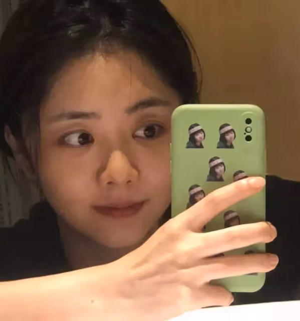 譚松韻曬素顏自拍,失去了妝容的修飾,31歲狀態不是一般女星能比