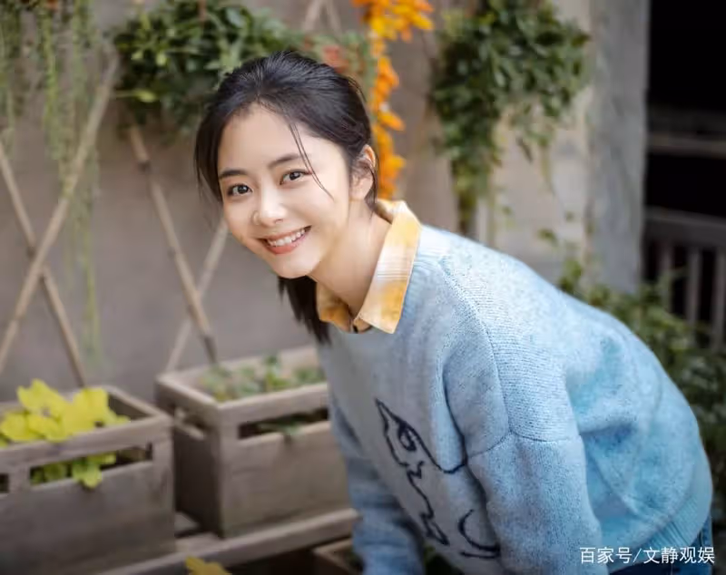 譚松韻曬素顏自拍,失去了妝容的修飾,31歲狀態不是一般女星能比