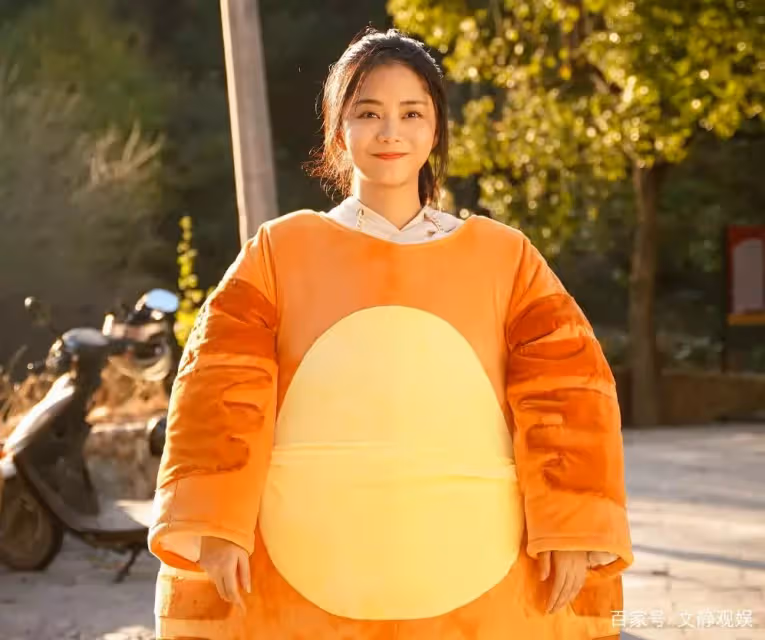 譚松韻曬素顏自拍,失去了妝容的修飾,31歲狀態不是一般女星能比