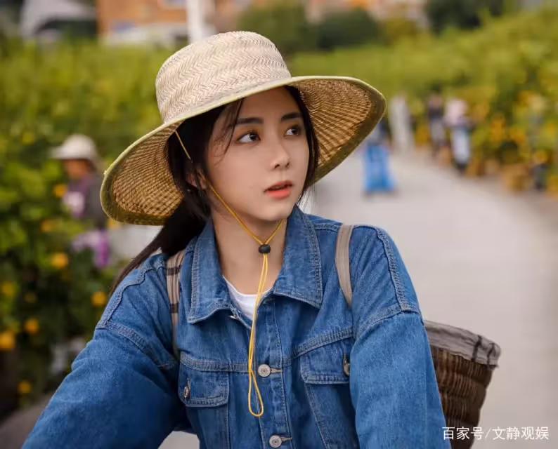 譚松韻曬素顏自拍,失去了妝容的修飾,31歲狀態不是一般女星能比