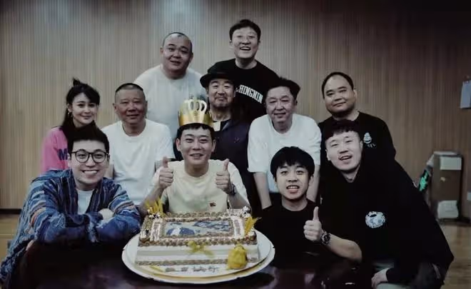 張國立與德雲社眾弟子聚會!嘻嘻哈哈氣氛熱,郭德綱挨著女演員坐