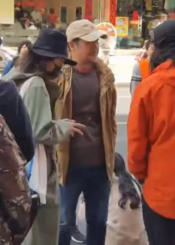 張國立與德雲社眾弟子聚會!嘻嘻哈哈氣氛熱,郭德綱挨著女演員坐