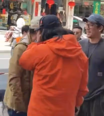 張國立與德雲社眾弟子聚會!嘻嘻哈哈氣氛熱,郭德綱挨著女演員坐