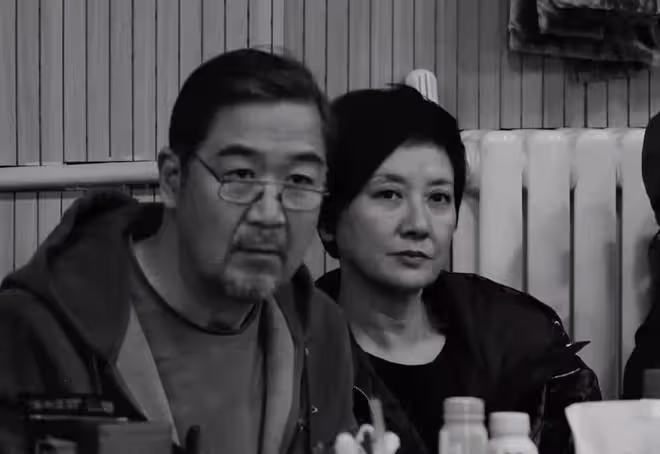 張國立與德雲社眾弟子聚會!嘻嘻哈哈氣氛熱,郭德綱挨著女演員坐