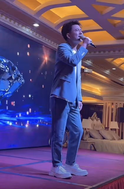 37歲歌手歡子現身簡陋商演,緊皺眉頭再唱成名曲,台下僅一人互動