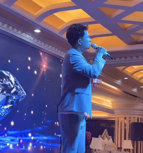 37歲歌手歡子現身簡陋商演,緊皺眉頭再唱成名曲,台下僅一人互動