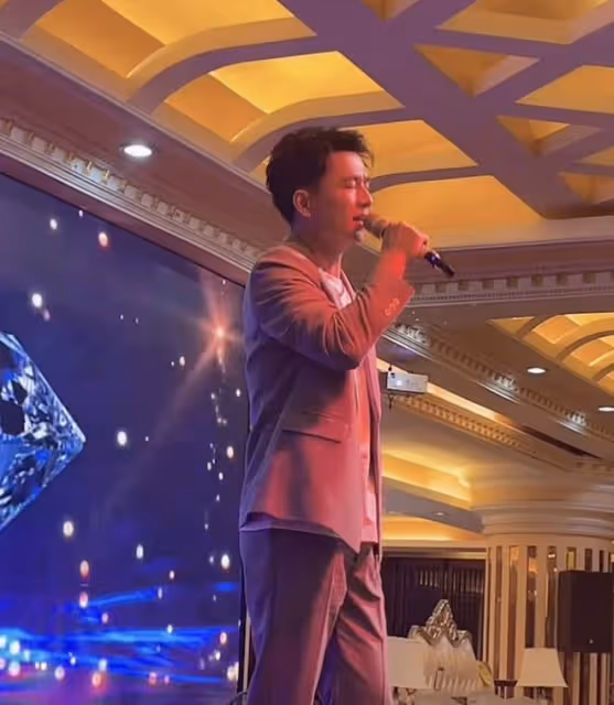37歲歌手歡子現身簡陋商演,緊皺眉頭再唱成名曲,台下僅一人互動