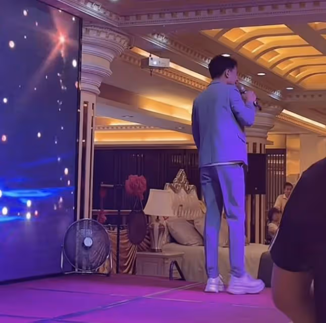 37歲歌手歡子現身簡陋商演,緊皺眉頭再唱成名曲,台下僅一人互動