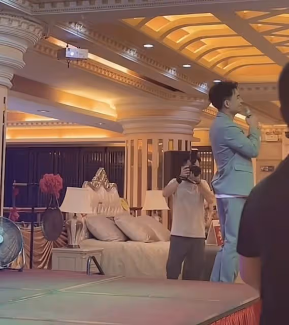 37歲歌手歡子現身簡陋商演,緊皺眉頭再唱成名曲,台下僅一人互動