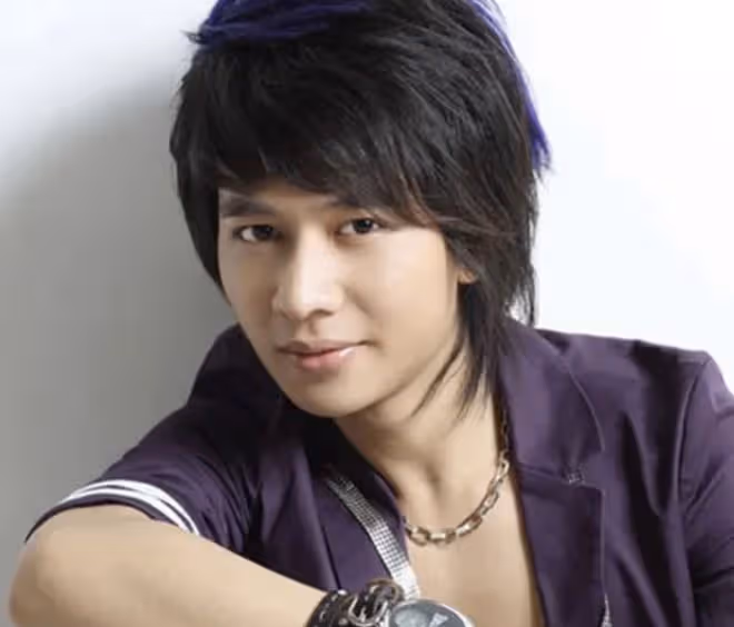 37歲歌手歡子現身簡陋商演,緊皺眉頭再唱成名曲,台下僅一人互動