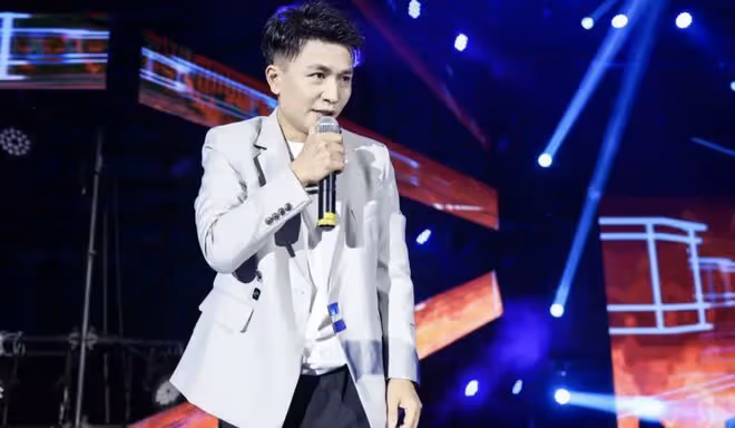 37歲歌手歡子現身簡陋商演,緊皺眉頭再唱成名曲,台下僅一人互動