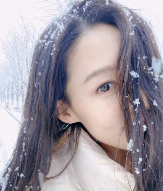 31歲李沁近況曝光,曬出春日雪景自拍,長發飄飄超有氣質