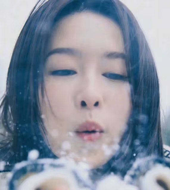 31歲李沁近況曝光,曬出春日雪景自拍,長發飄飄超有氣質