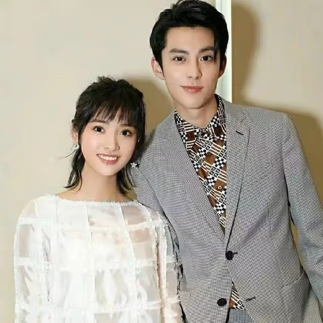 23歲男星戀情疑曝光，女方身材高挑顏值高，粉絲證實兩人秘戀多年