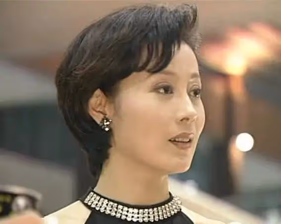 66歲鄔倩倩豪宅內健身，身材勻稱纖細似少女，離婚6年生活愜意