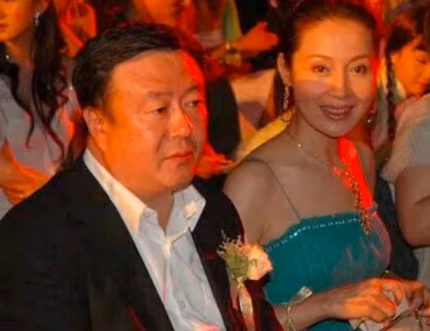 66歲鄔倩倩豪宅內健身，身材勻稱纖細似少女，離婚6年生活愜意