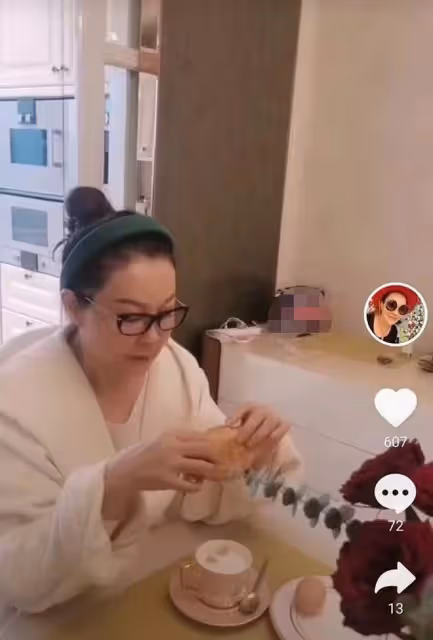 66歲鄔倩倩豪宅內健身，身材勻稱纖細似少女，離婚6年生活愜意