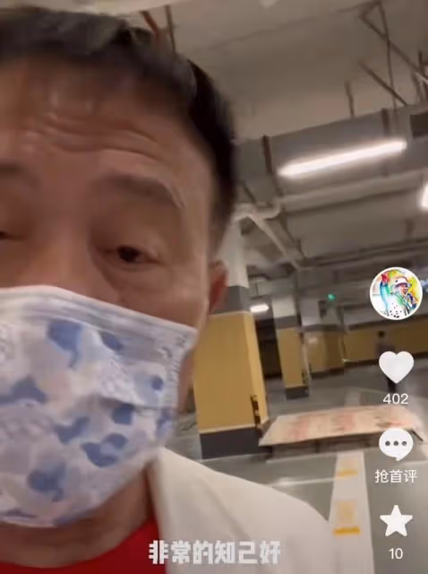 萬梓良精神狀態引擔憂，戴「鴿子蛋」做核酸，講話結巴滿眼血絲