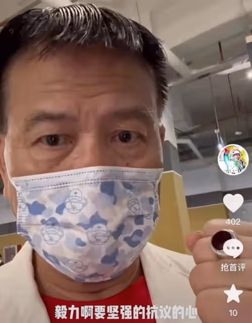萬梓良精神狀態引擔憂，戴「鴿子蛋」做核酸，講話結巴滿眼血絲