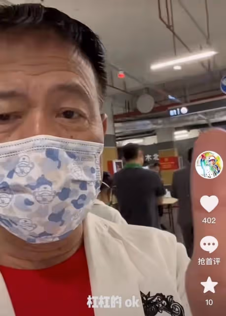萬梓良精神狀態引擔憂，戴「鴿子蛋」做核酸，講話結巴滿眼血絲