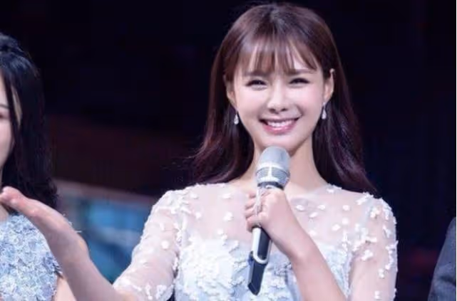 難怪杜海濤遲遲不娶沈夢辰，看到16年前模特選秀，我明白了一切