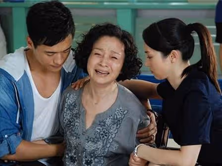父母把兩百萬房產留給哥哥，哥哥承諾養老，五年後爸爸生病媽淚目