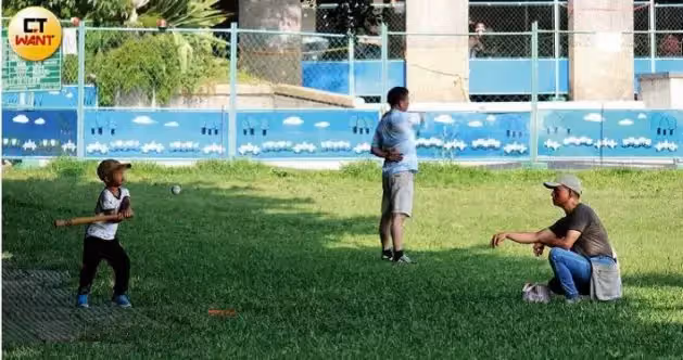 蔡依林親弟弟曝光！爸爸另組家庭「外面有6歲兒子」　鄰居曝「生母大家都知道」早就出雙入對