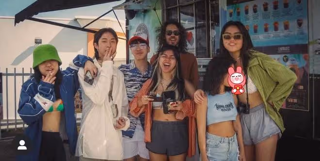 伊能靜兒子再惹爭議!與美女聚會左擁右抱,抽菸姿勢熟練似老煙槍
