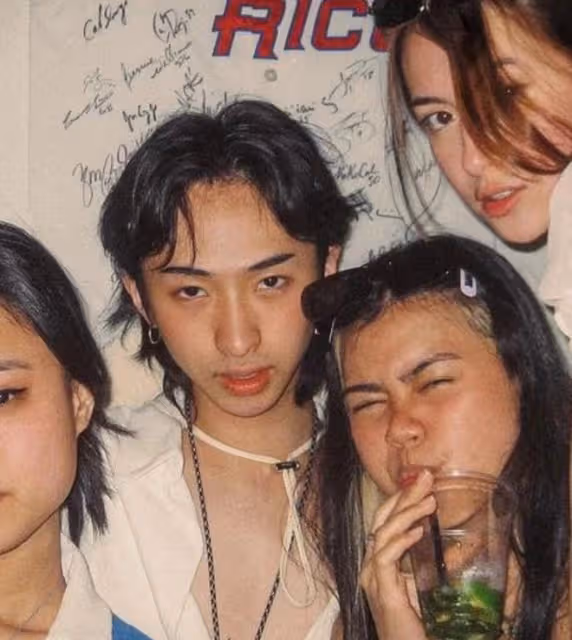 伊能靜兒子再惹爭議!與美女聚會左擁右抱,抽菸姿勢熟練似老煙槍