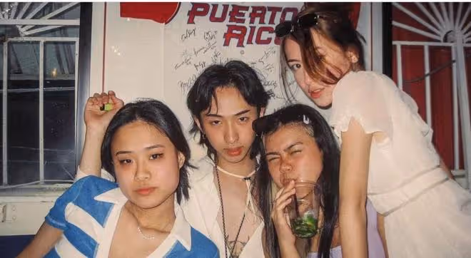 伊能靜兒子再惹爭議!與美女聚會左擁右抱,抽菸姿勢熟練似老煙槍