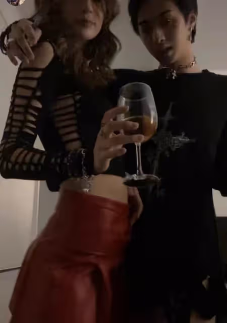 伊能靜兒子再惹爭議!與美女聚會左擁右抱,抽菸姿勢熟練似老煙槍