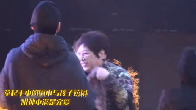 向佐一家五口吃大餐!郭碧婷甜吻老公素顏顯憔悴,小腹凸出孕味足