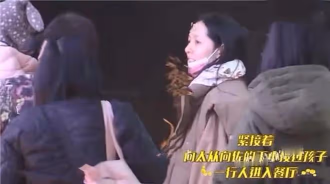 向佐一家五口吃大餐!郭碧婷甜吻老公素顏顯憔悴,小腹凸出孕味足