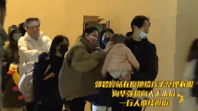 向佐一家五口吃大餐!郭碧婷甜吻老公素顏顯憔悴,小腹凸出孕味足
