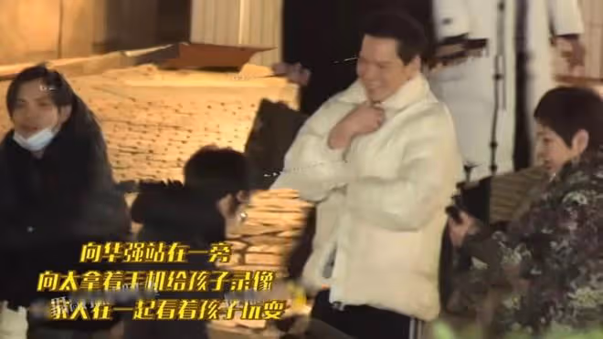 向佐一家五口吃大餐!郭碧婷甜吻老公素顏顯憔悴,小腹凸出孕味足