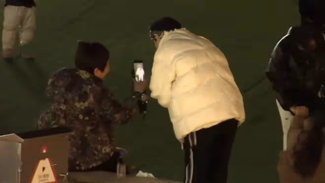 向佐一家五口吃大餐!郭碧婷甜吻老公素顏顯憔悴,小腹凸出孕味足