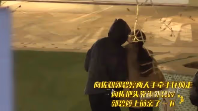 向佐一家五口吃大餐!郭碧婷甜吻老公素顏顯憔悴,小腹凸出孕味足