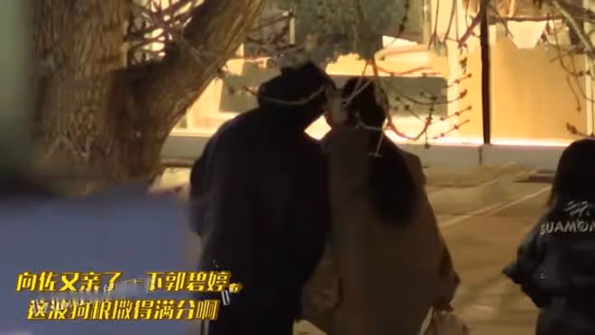 向佐一家五口吃大餐!郭碧婷甜吻老公素顏顯憔悴,小腹凸出孕味足