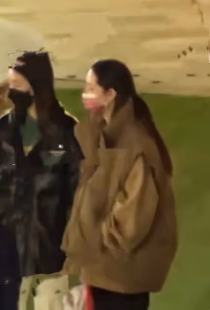 向佐一家五口吃大餐!郭碧婷甜吻老公素顏顯憔悴,小腹凸出孕味足