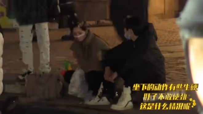 向佐一家五口吃大餐!郭碧婷甜吻老公素顏顯憔悴,小腹凸出孕味足