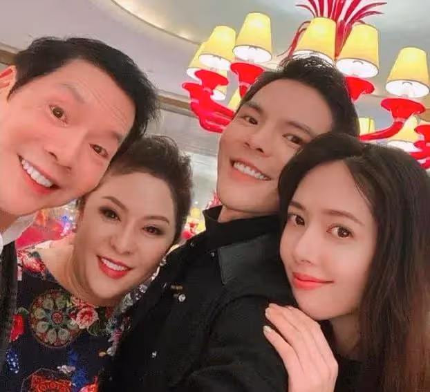 向佐一家五口吃大餐!郭碧婷甜吻老公素顏顯憔悴,小腹凸出孕味足
