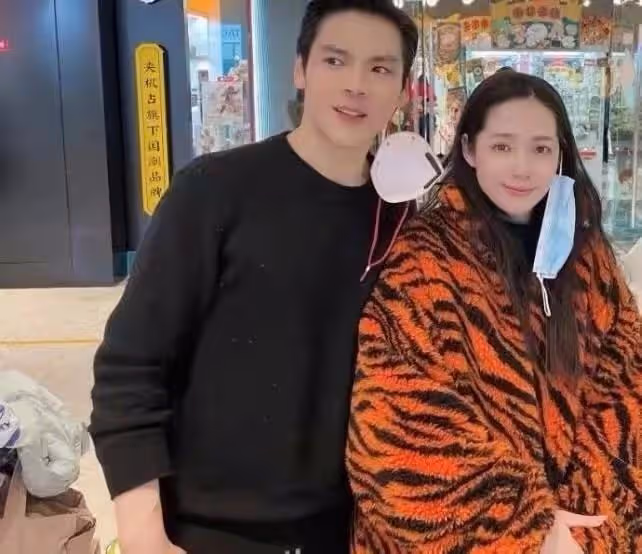 向佐一家五口吃大餐!郭碧婷甜吻老公素顏顯憔悴,小腹凸出孕味足