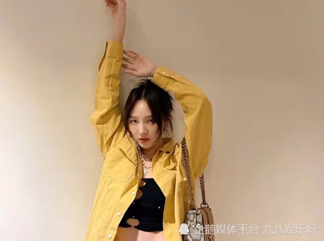 明星也有脫髮困擾？鄭秀晶近照髮際線堪憂，多位女星曾自曝假髮片